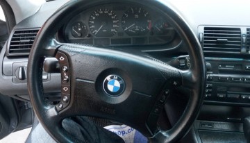 A condus un BMW fără permis şi a provocat un accident